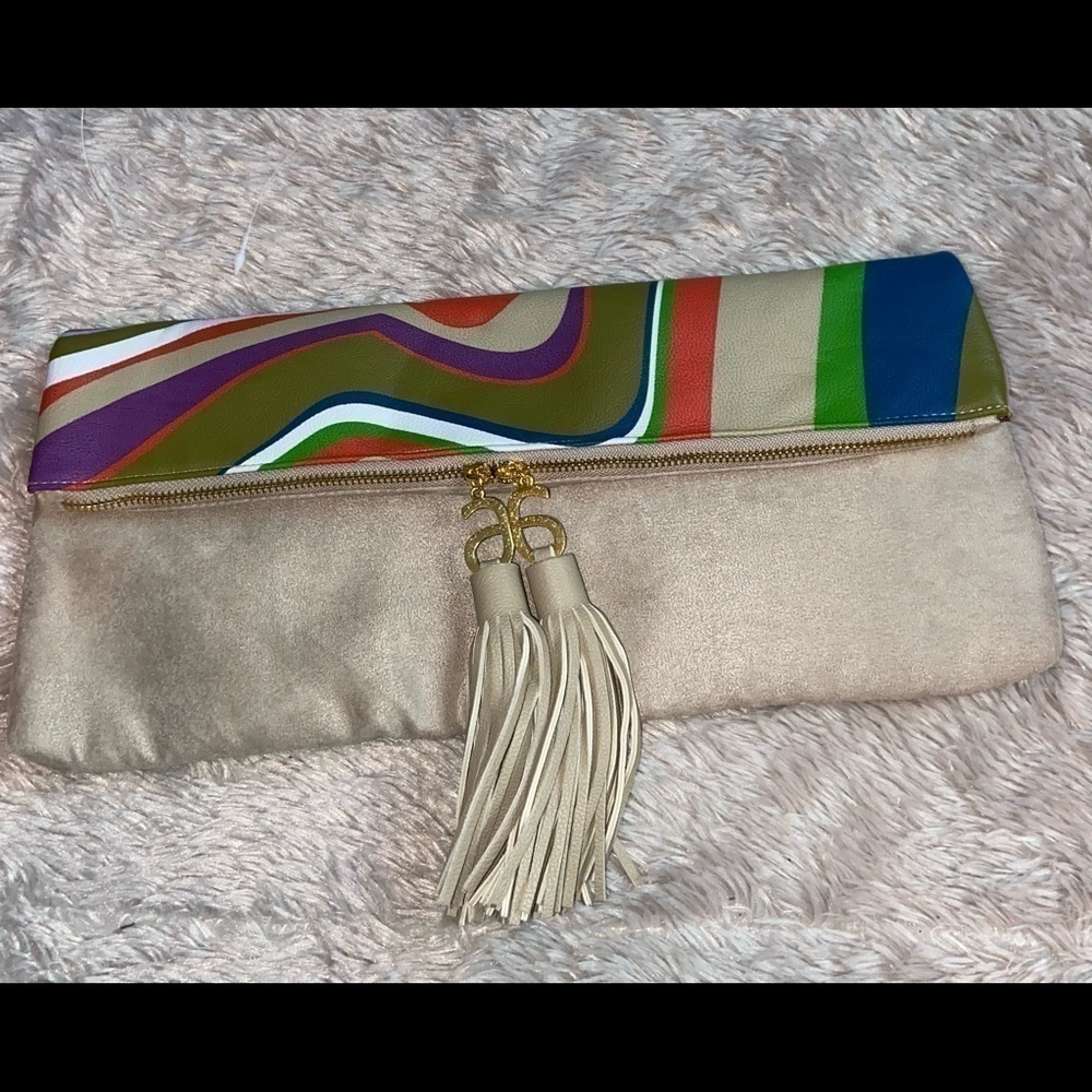 Arbonne
Treasures The Rainforest Purse Multi-color/Beige Vegan Leather Clutch    - Picture 6 of 15